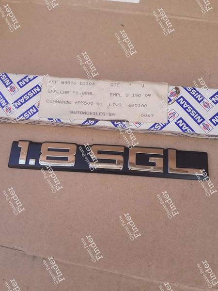 Emblem auf der Heckklappe - NISSAN Stanza / Violet (T11) - 84896D1104- 0