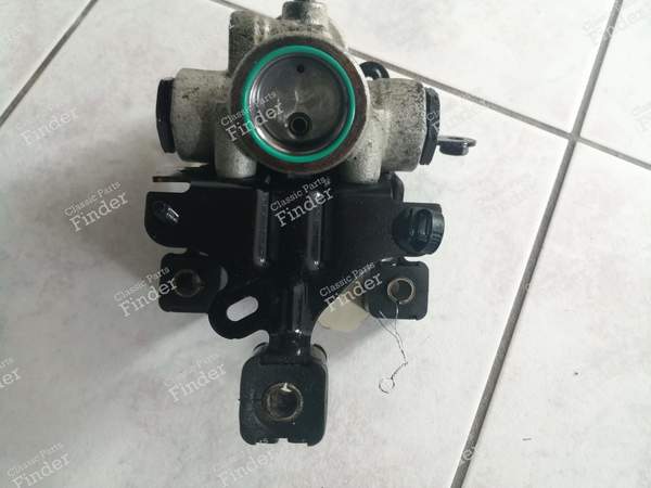 Kugelhalter, der sich im rechten vorderen Radkasten befindet - CITROËN C6 - 0