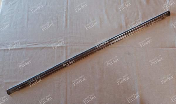 Barre de garniture de vitre chromée arrière gauche - MERCEDES BENZ /8 (W114 / W115) - A1157380130- 1