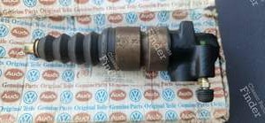 Cylindre récepteur embrayage - AUDI 100 / 200 / 5000 (C2) - 857721261 / 431721261 / 443721261- thumb-2