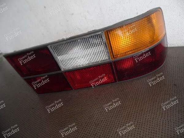 FEU ARRIERE DROIT - PORSCHE 924 - 477945216- 1