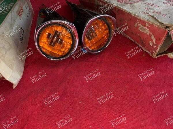 Paire de cornets de clignotants arrière plastique - 1er modèle - CITROËN DS / ID - 572 G / 574 D- 2