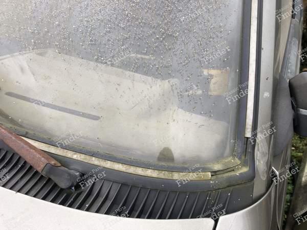 Chrome-plated windshield trim - PEUGEOT 305 - 2