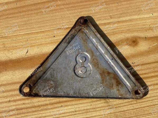 Triangle 8 se fixant sur l'aile arrière - CITROËN Rosalie - 1