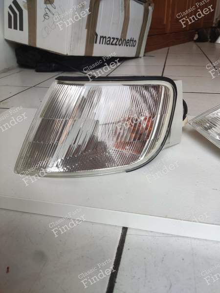 2 left and right front indicators - Phase 1 - RENAULT Safrane - 7700808309- 7