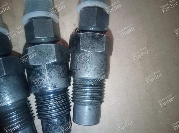 Jeu de 4 injecteurs Kugelfischer - PEUGEOT 504 Coupé / Cabriolet - DLO20D- 1