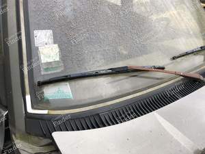 Chrome-plated windshield trim for PEUGEOT 305