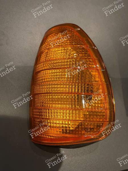 Front turn signal lamp - Left side - MERCEDES BENZ W123 - Equiv. A0008200421 / 35250351- 0