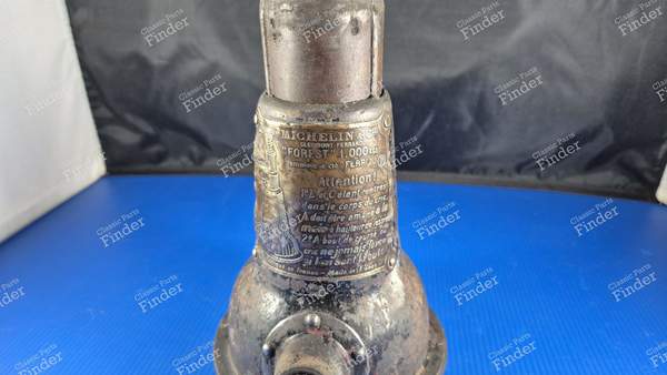 Old MICHELIN 'bottle' type jack - DELAGE DR - FOREST- 2