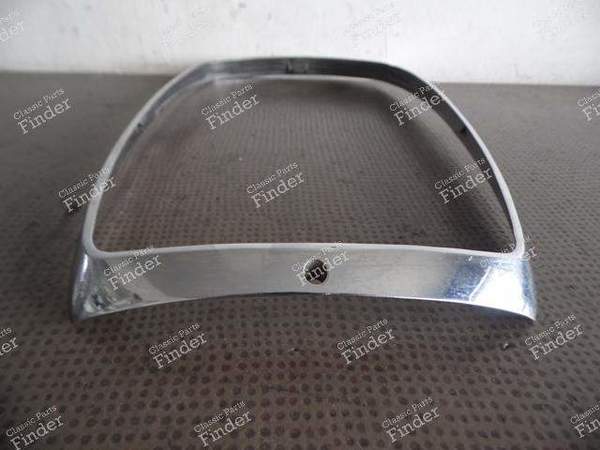 ENJOLIVEUR DE PHARE - MERCEDES BENZ /8 (W114 / W115) - 1305542052 / A1158260089- 1