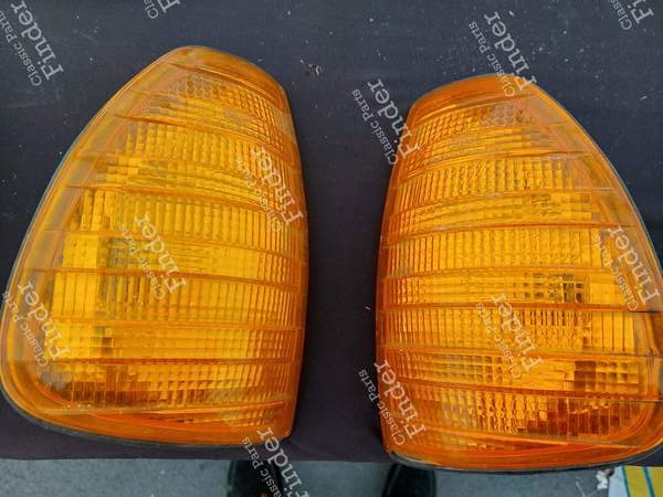 Front turn signals - MERCEDES BENZ W123 - A0008200221 (R) / A0008200421 (L)