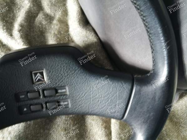 Black leather steering wheel with radio controls - CITROËN XM - 4