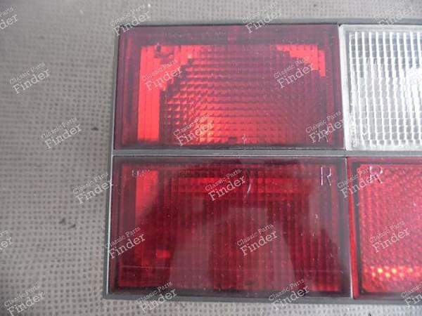 FEU ARRIERE DROIT - PORSCHE 924 - 477945216- 3