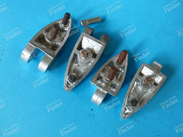 Une paire de charnières de capot - RENAULT 4 CV - 1