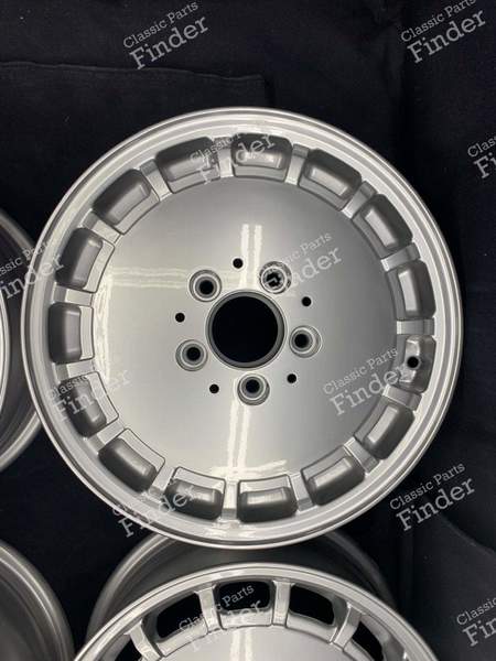 Original 'Gullideckel' Alloy Wheels 6Jx15 ET49 - MERCEDES BENZ 190 (W201) - 2014001502- 2