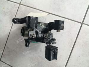 Kugelhalter, der sich im rechten vorderen Radkasten befindet - CITROËN C6 - thumb-3