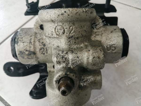 Kugelhalter, der sich im rechten vorderen Radkasten befindet - CITROËN C6 - 1