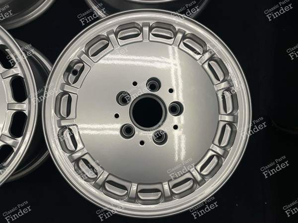 Jantes en alliage 'Sportline Gullideckel' d'origine 7Jx15 ET44 - MERCEDES BENZ 190 (W201) - 2014001302- 4