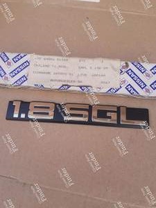 Emblem auf der Heckklappe - NISSAN Stanza / Violet (T11)