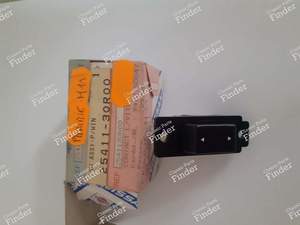 Right power window switch - NISSAN Prairie / Axxess (M11) - 2541130R00- thumb-1