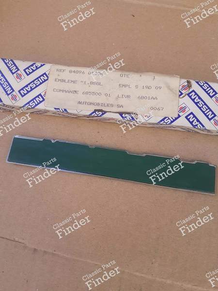 Emblem auf der Heckklappe - NISSAN Stanza / Violet (T11) - 84896D1104- 1