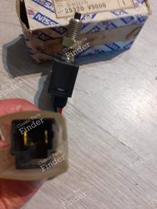 Brake light switch - NISSAN Vanette (C22) - 25320V5000- thumb-1