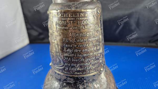 Old MICHELIN 'bottle' type jack - DELAGE DR - FOREST- 3