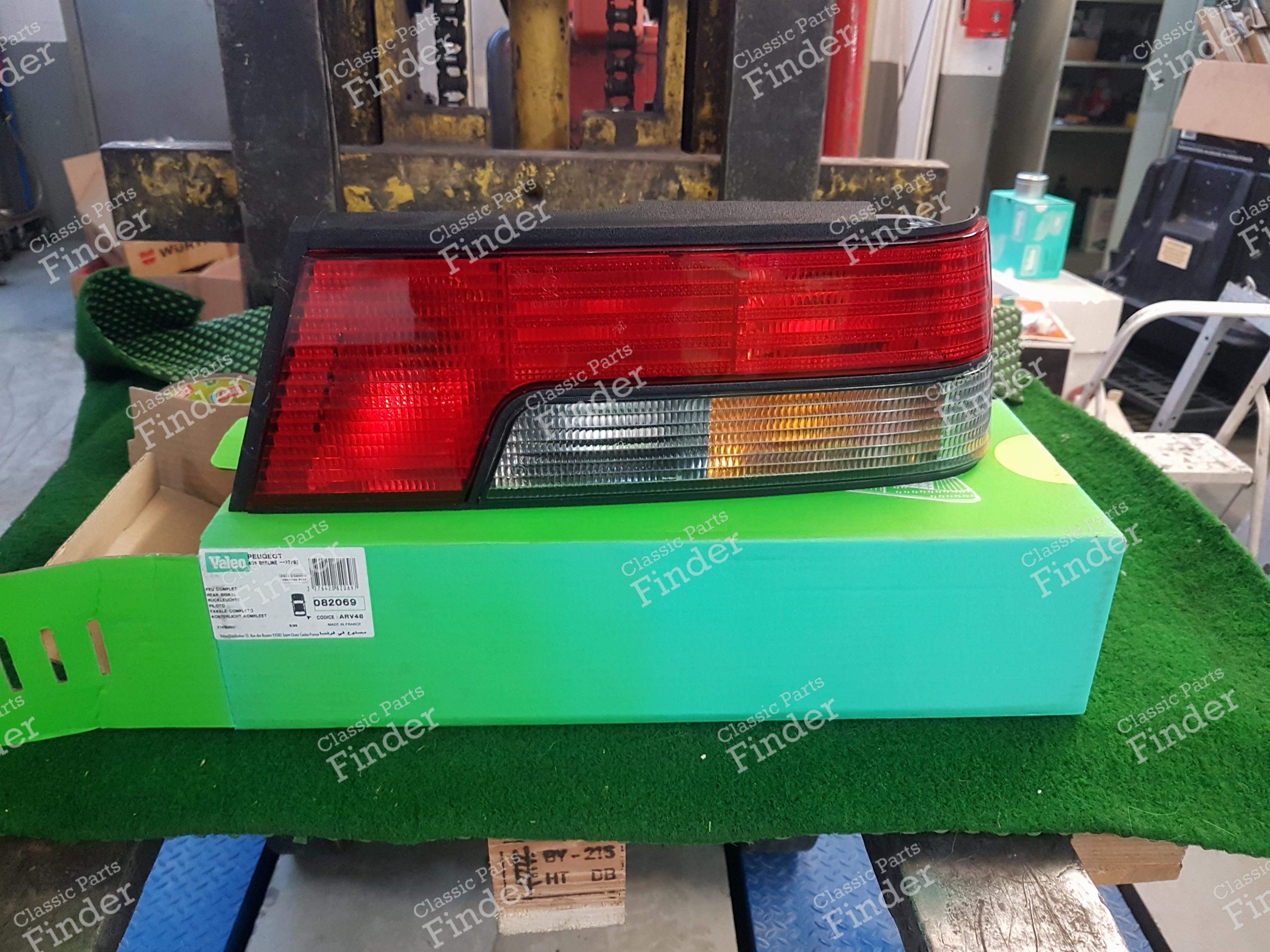 Tail light right Peugeot 405 - PEUGEOT 405 / Pars / Khazar - Ref. 082069