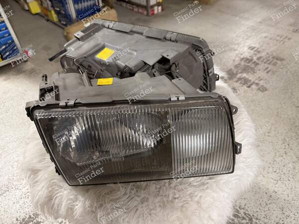 Zwei Scheinwerfer - MERCEDES BENZ S (W126) - 1305620451 / A0028265690 (L) / 1305620452 / A0028265650 (R)- 1