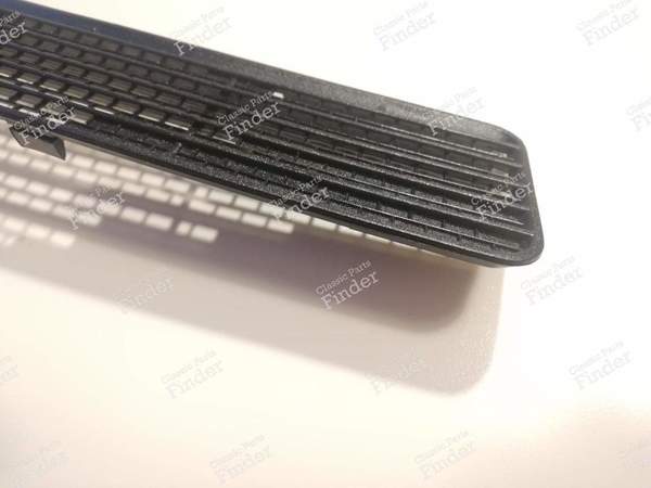 Grille de ventilation de capot - RENAULT 9 / Alliance / Broadway / 11 / Encore (R9 / R11) - 7704000879- 2