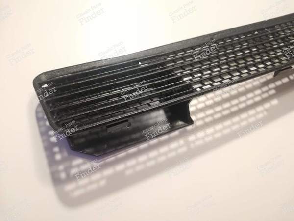 Grille de ventilation de capot - RENAULT 9 / Alliance / Broadway / 11 / Encore (R9 / R11) - 7704000879- 1