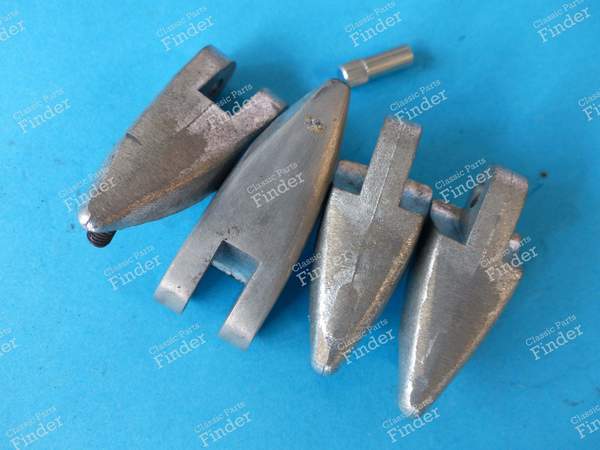 Une paire de charnières de capot - RENAULT 4 CV - 0