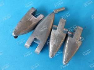 Une paire de charnières de capot - RENAULT 4 CV