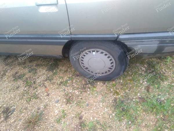 Uhr + 4 Radkappen + Rechter Schweller - RENAULT 21 (R21) - 0