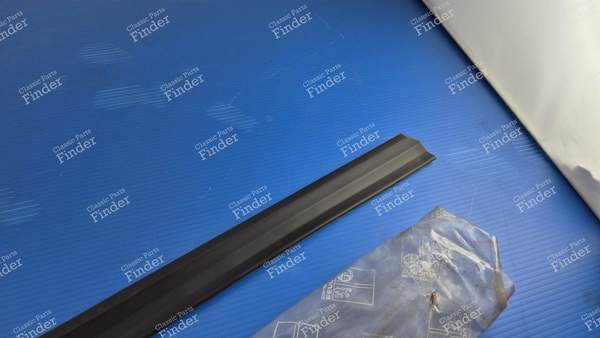 Right rear fender protector - station wagon version - PEUGEOT 305 - 8564.53- 2