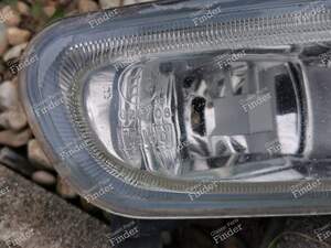 Front right fog light (older shape of front bumper) - PEUGEOT 406 Coupé - 67720881- thumb-9